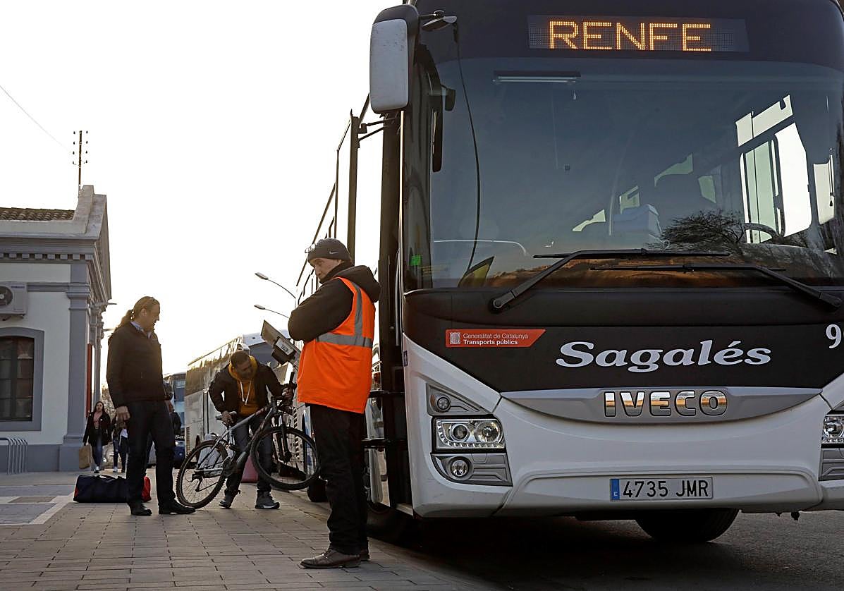 Renfe cubrirá con más de 2.500 autobuses en agosto el cierre por obras de la vía entre Irun y Donostia