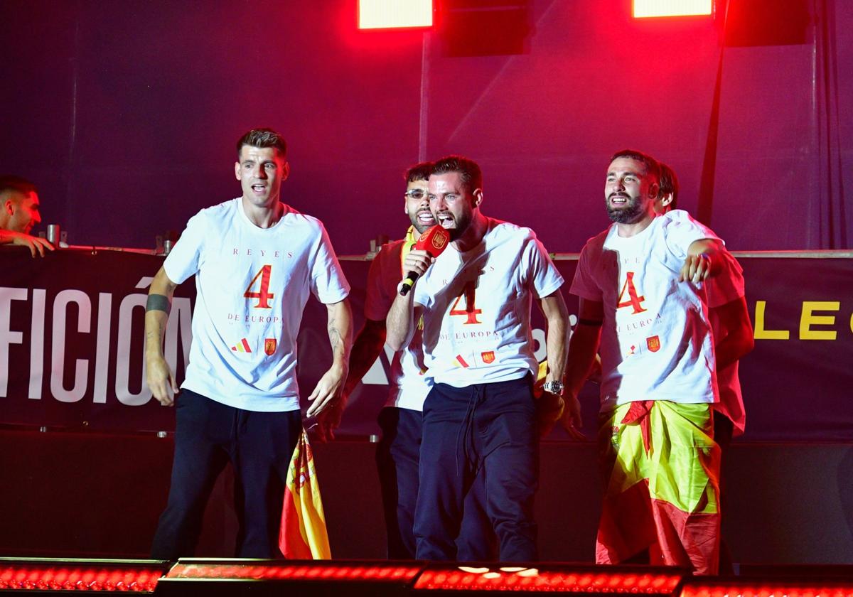 Álvaro Morata con algunos de los futbolistas de la selección durante las celebraciones en la Cibeles.