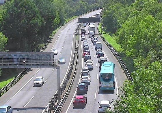 En la AP-8, a la altura de Elgoibar, se han producido más de 7 kilómetros de retenciones esta tarde.