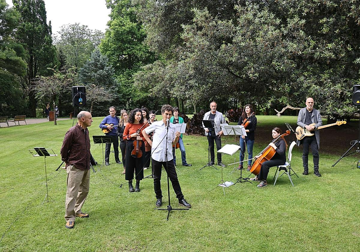 Jaialdian parte hartuko duten musikarietako batzuk, aurkezpen ekitaldian.