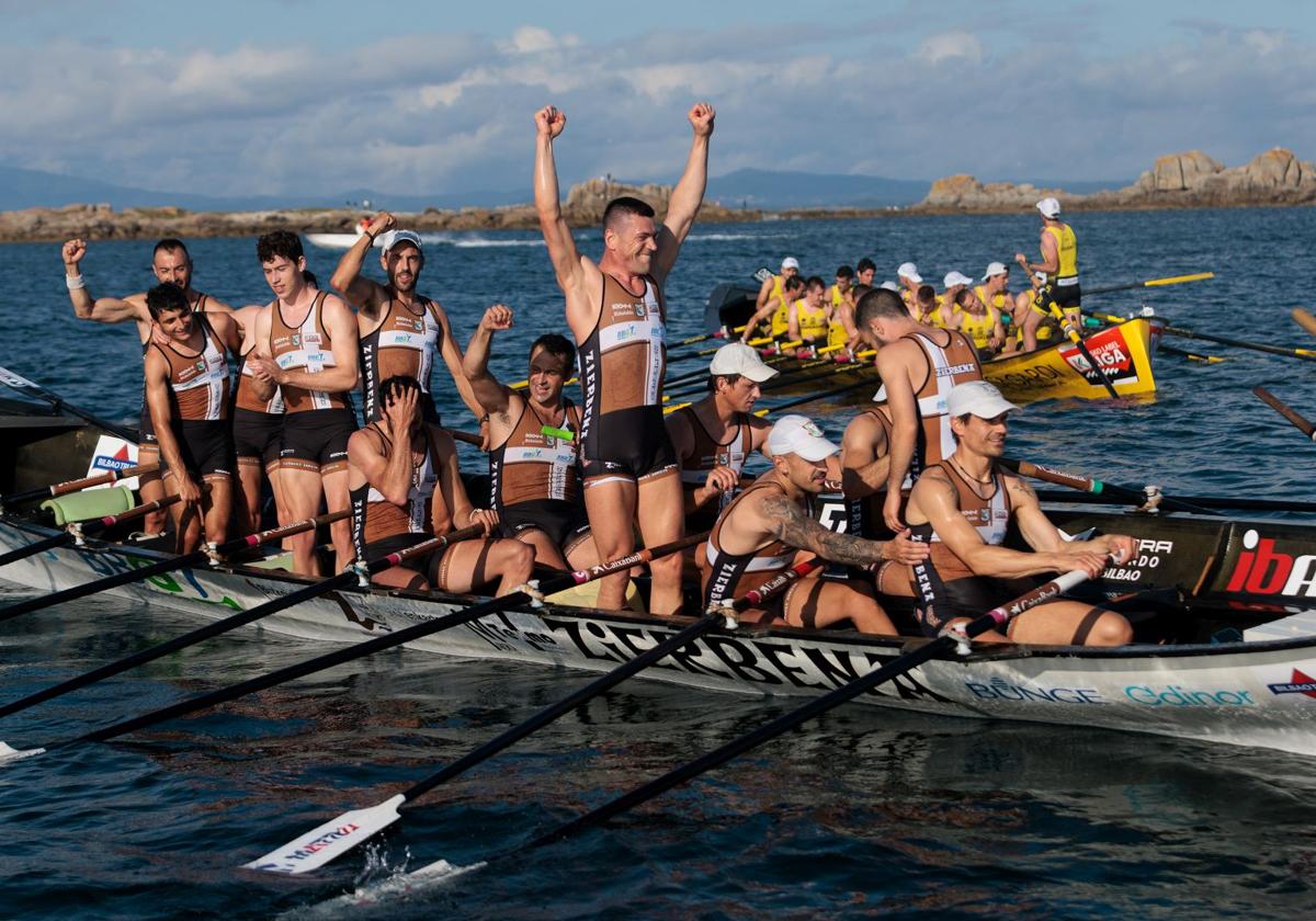 La trainera de Zierbena celebra la victoria en Arousa, la segunda de la temporada.