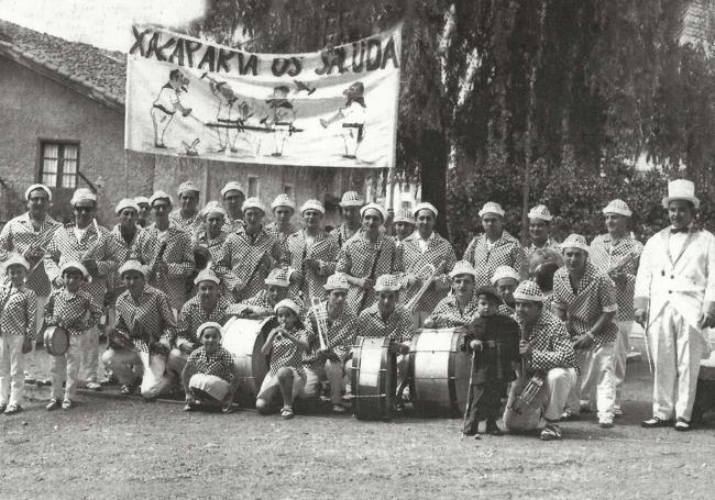 Imagen de una txaranga en fiestas de Hernani en la década de los 60.