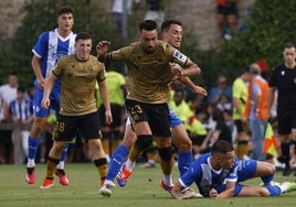 Brais Méndez pelea con Ander Guevara en el amistoso entre la Real y Alavés disputado en Laguardia.