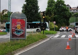 Varios agentes regulan la entrada de coches hacia donostia en Bidebieta, lo que ha provocado colas desde Trintxerpe o Pasaia.