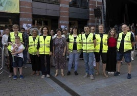 Luis Jaime Hernández rodeado de miembros de la DYA y representantes municipales antes del homenaje.