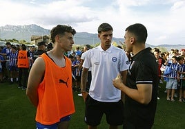 Javi López, con polo blanco, charla con Barrenetxea y Blanco en los prolegómenos del amistoso que Alavés y Real jugaron este sábado en Laguardia.