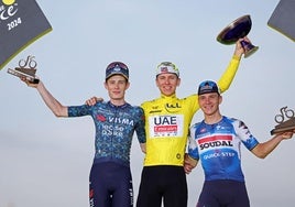 Jonas Vingegaard, Tadej Pogacar y Remco Evenepoel posan en el podio del Tour de Francia en Niza.