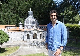 Mikel Lezama posa en el parque de Miramon ante la maqueta de la Basílica de Loiola.