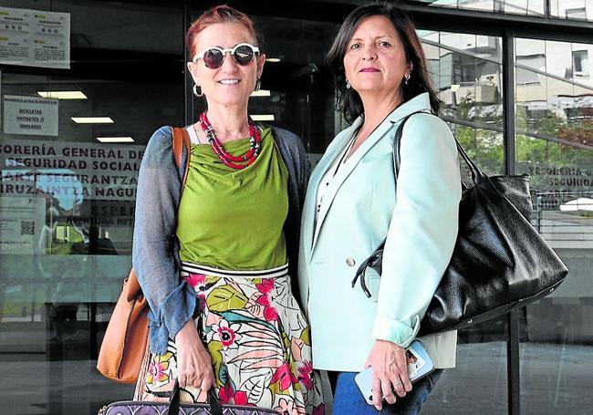 Gina Pizarro, junto a su gestora en la Seguridad Social, donde ha sido atendida sin cita previa.