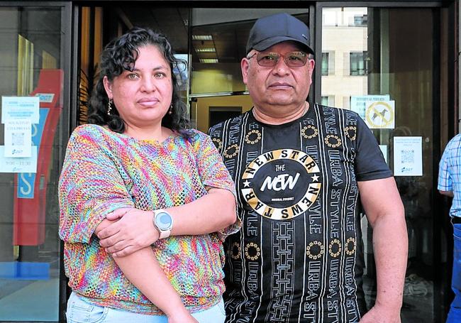 Adriana Mesías y Oscar Cumba salen decepcionados tras no ser atendidos en la Jefatura Provincial de Tráfico.