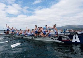 Las remeras de Arraun Lagunak festejan la victoria este domingo en Boiro.