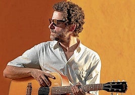 Juan Alberto, su guitarra y su barrio del Realejo de Granada.