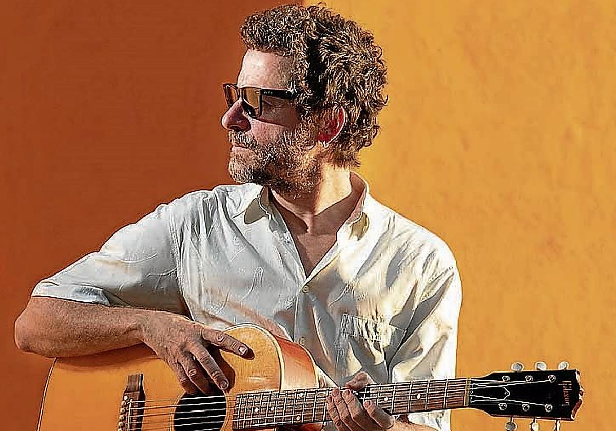 Juan Alberto, su guitarra y su barrio del Realejo de Granada.