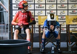 Carlos Rodríguez y Mikel Landa, antes de tomar la salida en la contrarreloj final del Tour.