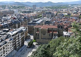 Vista panorámica de San Sebastián desde el monte Urgull, con una de las zonas más antiguas de la ciudad en primer plano.