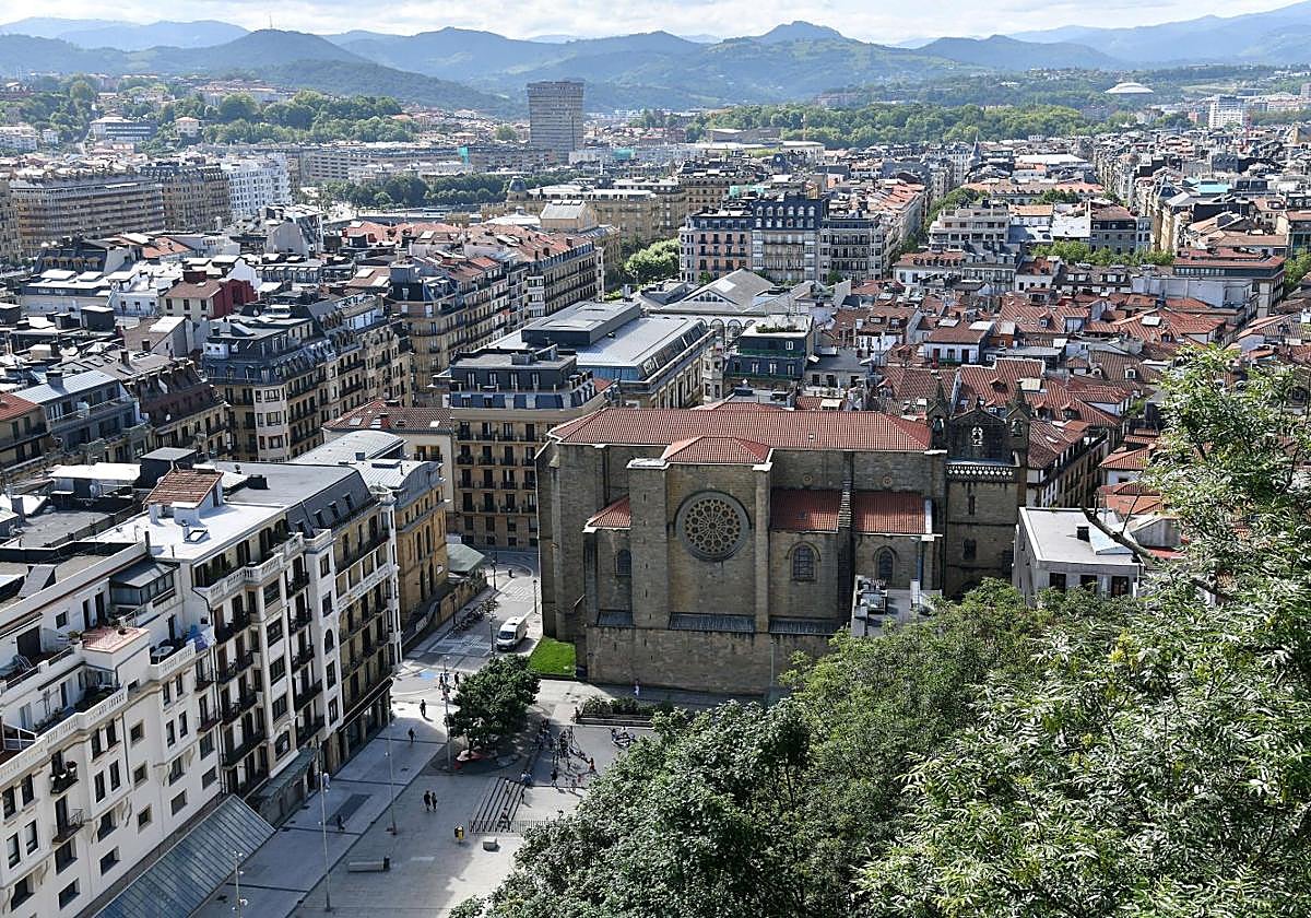 Vista panorámica de San Sebastián desde el monte Urgull, con una de las zonas más antiguas de la ciudad en primer plano.