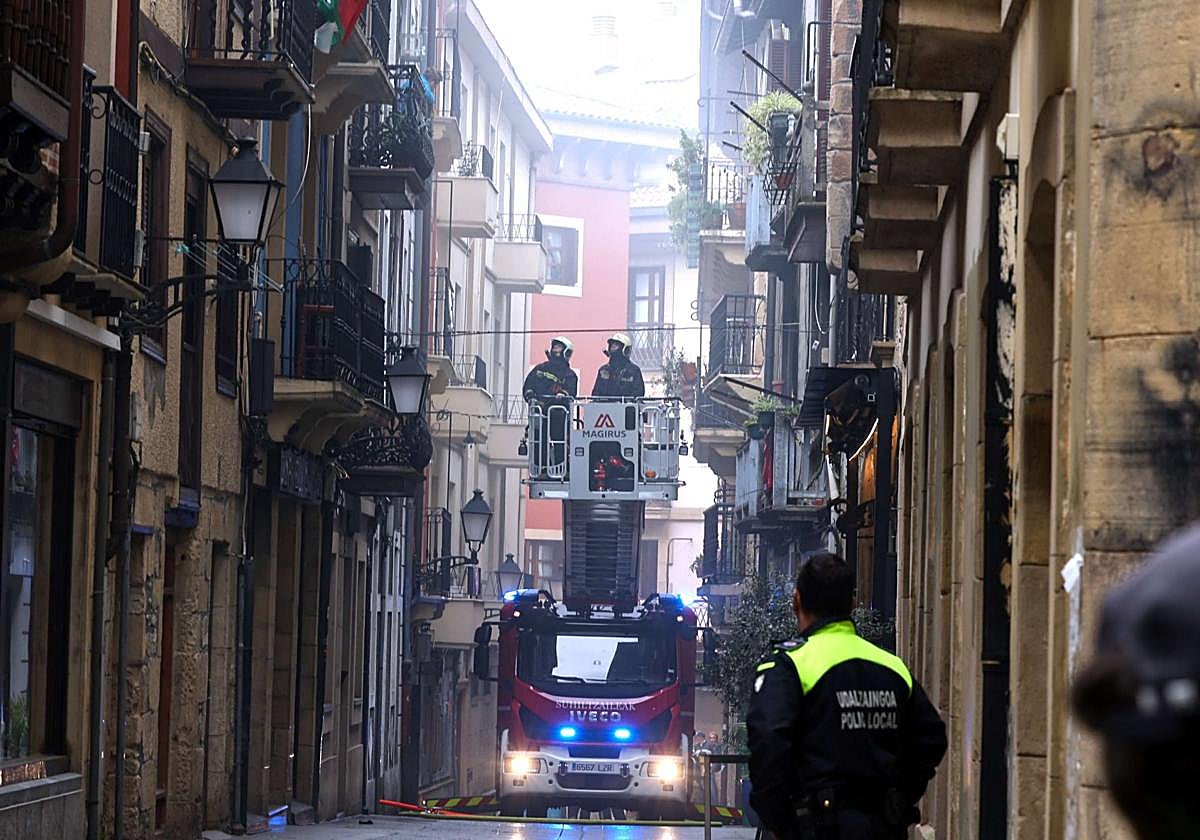 Los bomberos actúan en un incendio en Errenteria.