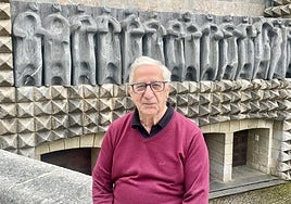 El provincial de los franciscanos, Joxe Mari Arregi, ante el apostolado de Oteiza de la Basílica de Arantzazu.