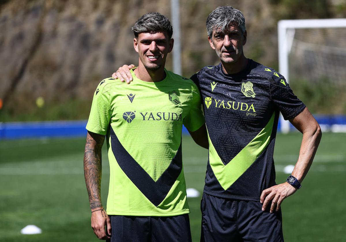 Javi López e Imanol Alguacil posan antes del entrenamiento de este martes