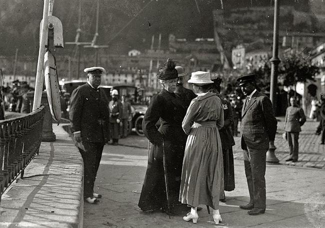 La reina María Cristina en el muelle de San Sebastián (1916). Fototeka Kutxa