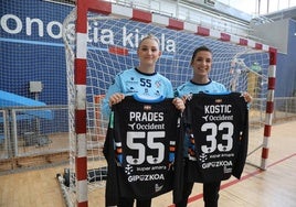 Presentación de las porteras Lucía Prades y Tamra Kostic