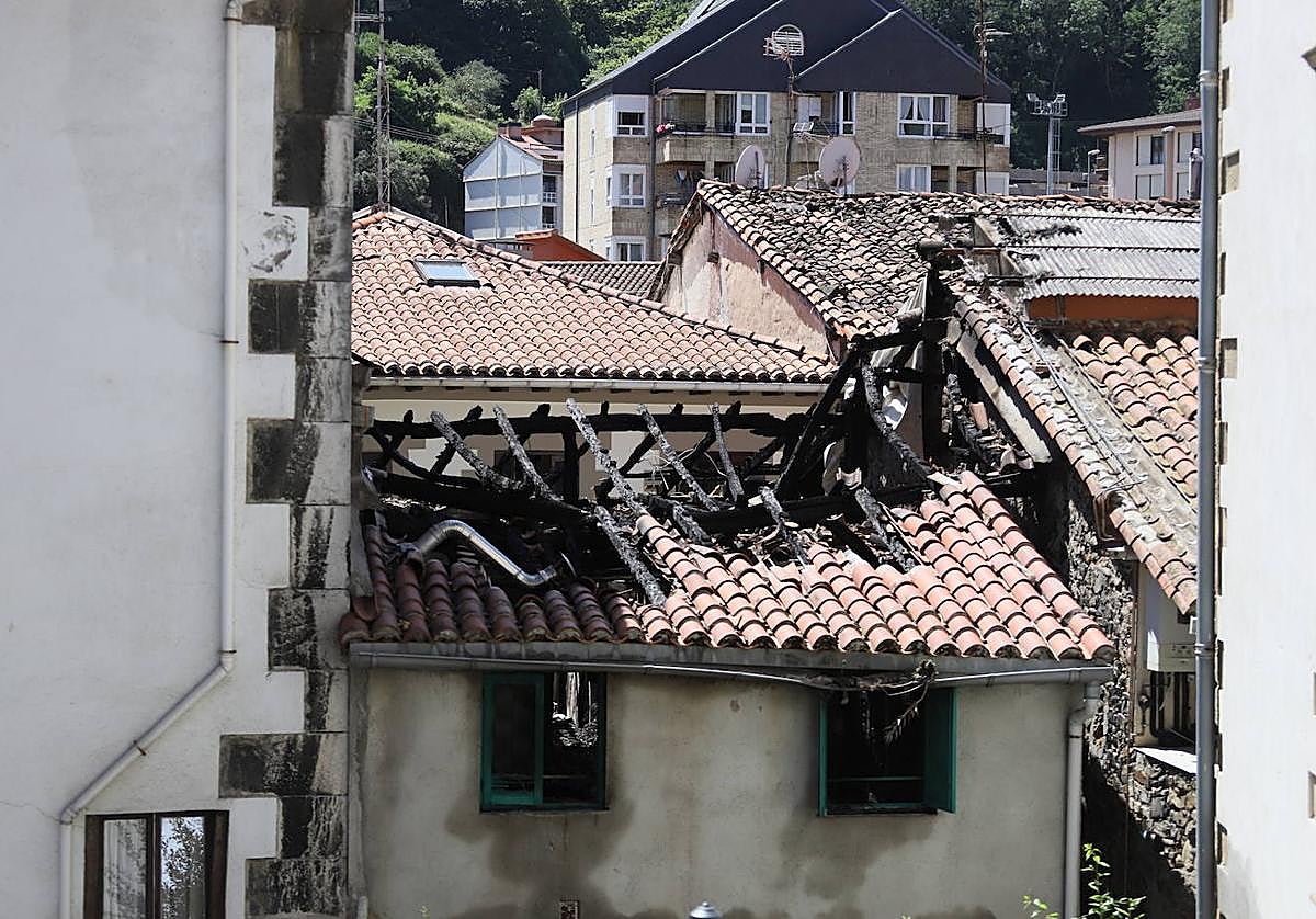 Estado en el que ha quedado la vivienda afectada por el incendio en Mutriku