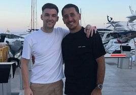 Mikel Oyarzabal y Kieran Tierney posando durante sus vacaciones.