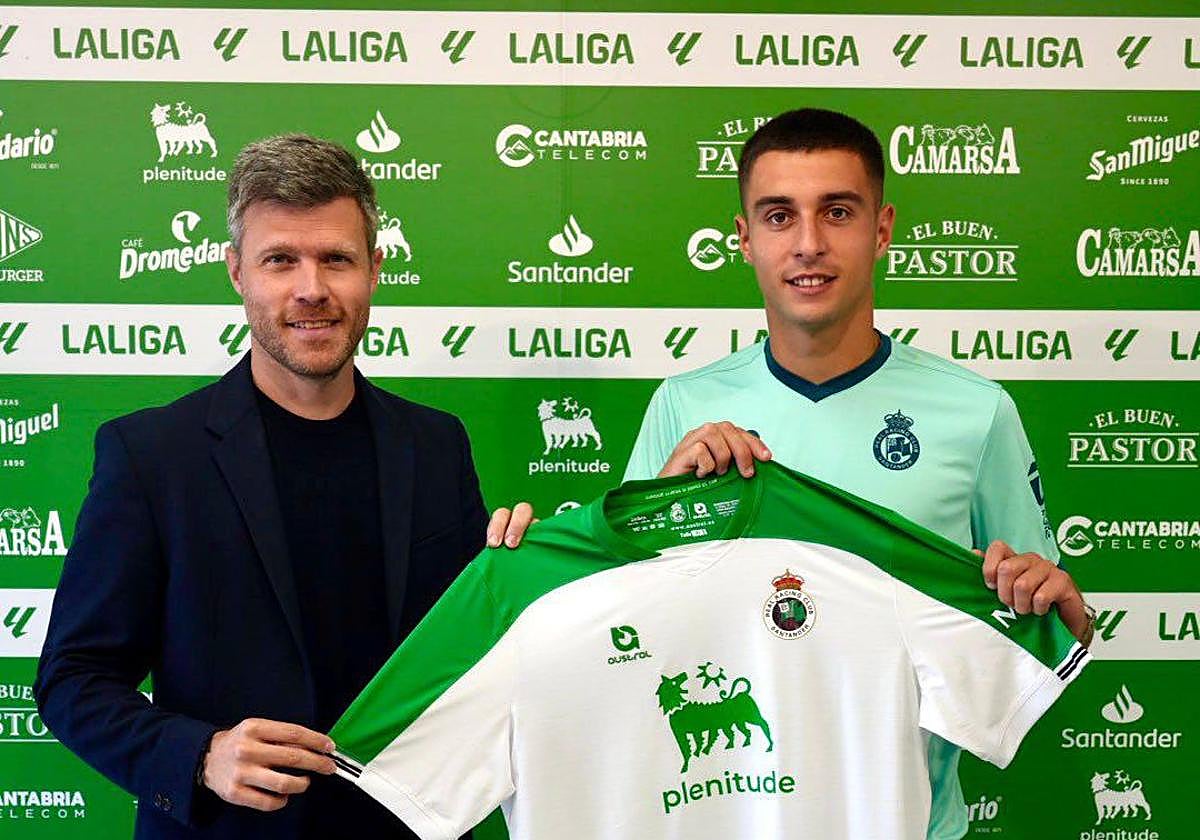 Karrikaburu posa sonriente con Martija, director deportivo del Racing, en su presentación