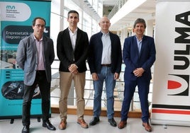 Responsables de Mondragon Unibertsitatea y Ulma, con el coordinador general de la escuela politécnica, Carlos García, a la izquierda, y el director general de Ulma, Iñaki Gabilondo, a la derecha de la imagen.