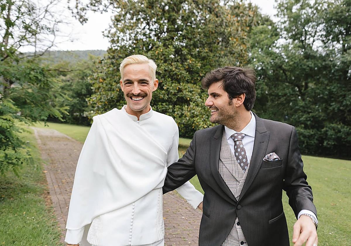 Imagen principal - Ioritz Álvarez e Iñigo el día de su boda en el Castillo de Arteaga.