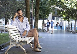 Ioritz Álvarez ayer en el centro de San Sebastián, en donde vive junto a Iñigo desde abril.