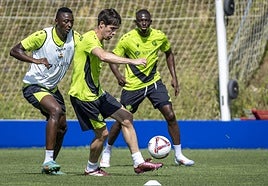 Aritz Elustondo, Umar Sadiq y Hamari Traoré en un entrenamiento en Zubieta.