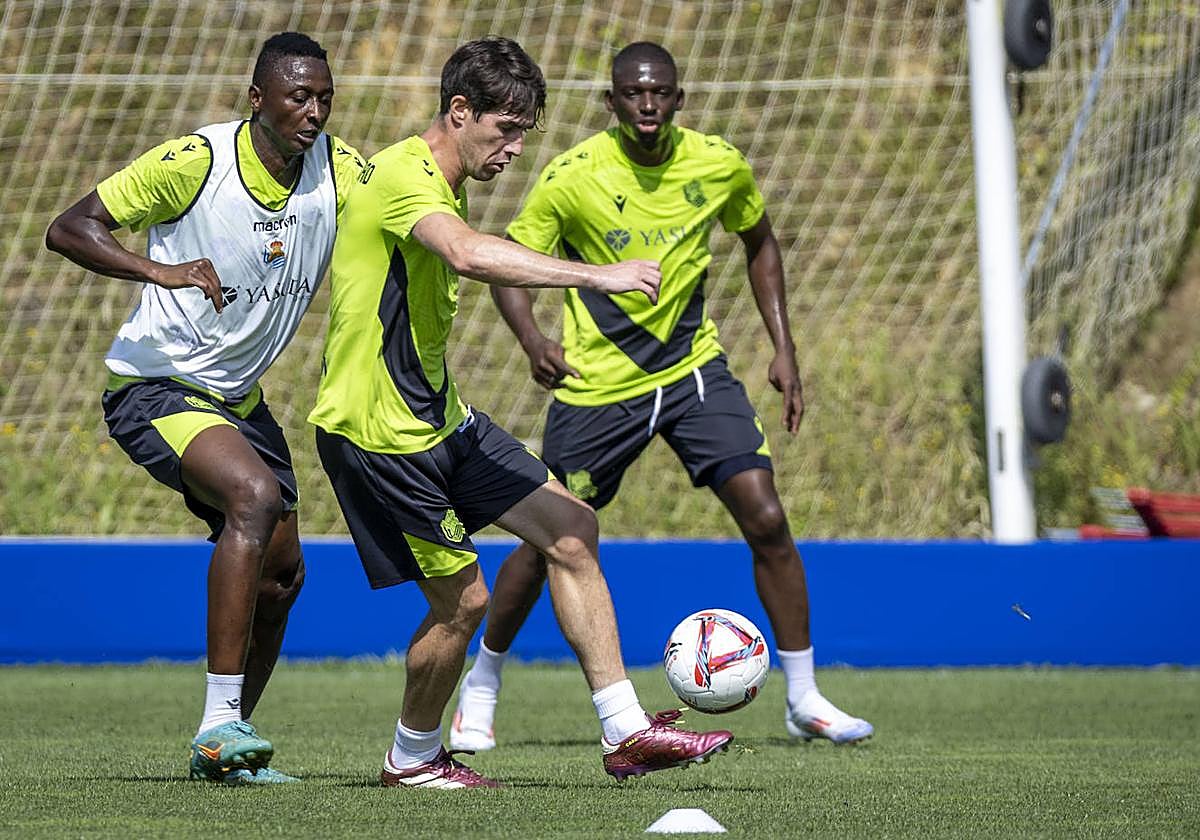 Aritz Elustondo, Umar Sadiq y Hamari Traoré en un entrenamiento en Zubieta.