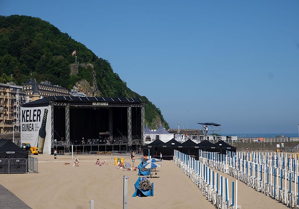Todo preparado. El escenario de la playa de la Zurriola ya está listo para su estreno esta noche.