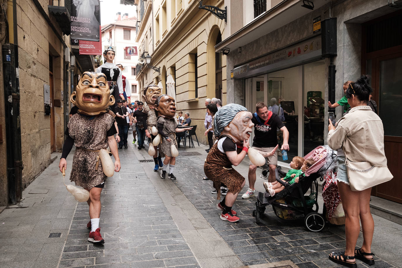 Pequeños y mayores disfrutan de las Madalenas de Errenteria