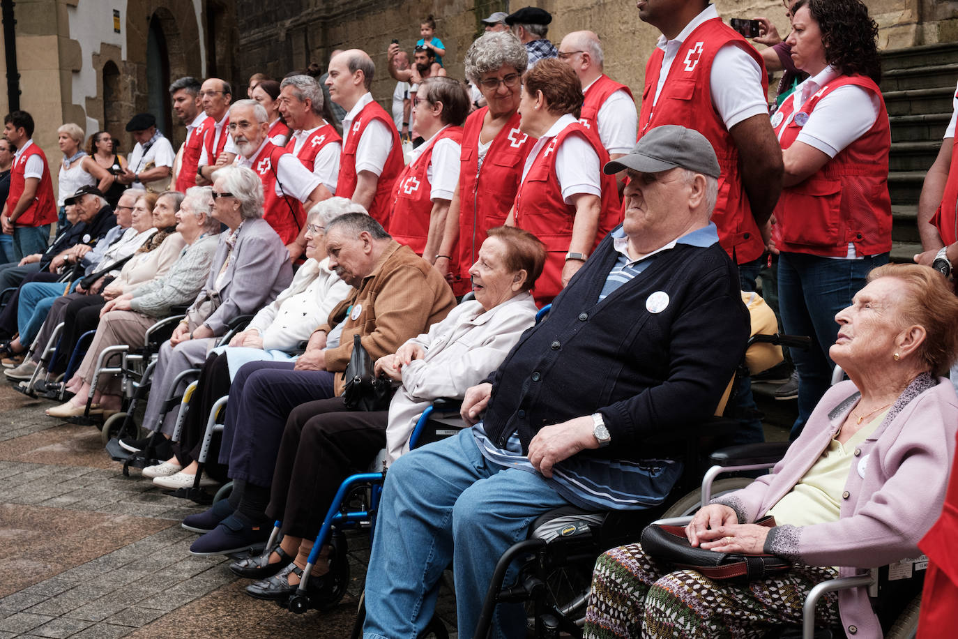 Pequeños y mayores disfrutan de las Madalenas de Errenteria