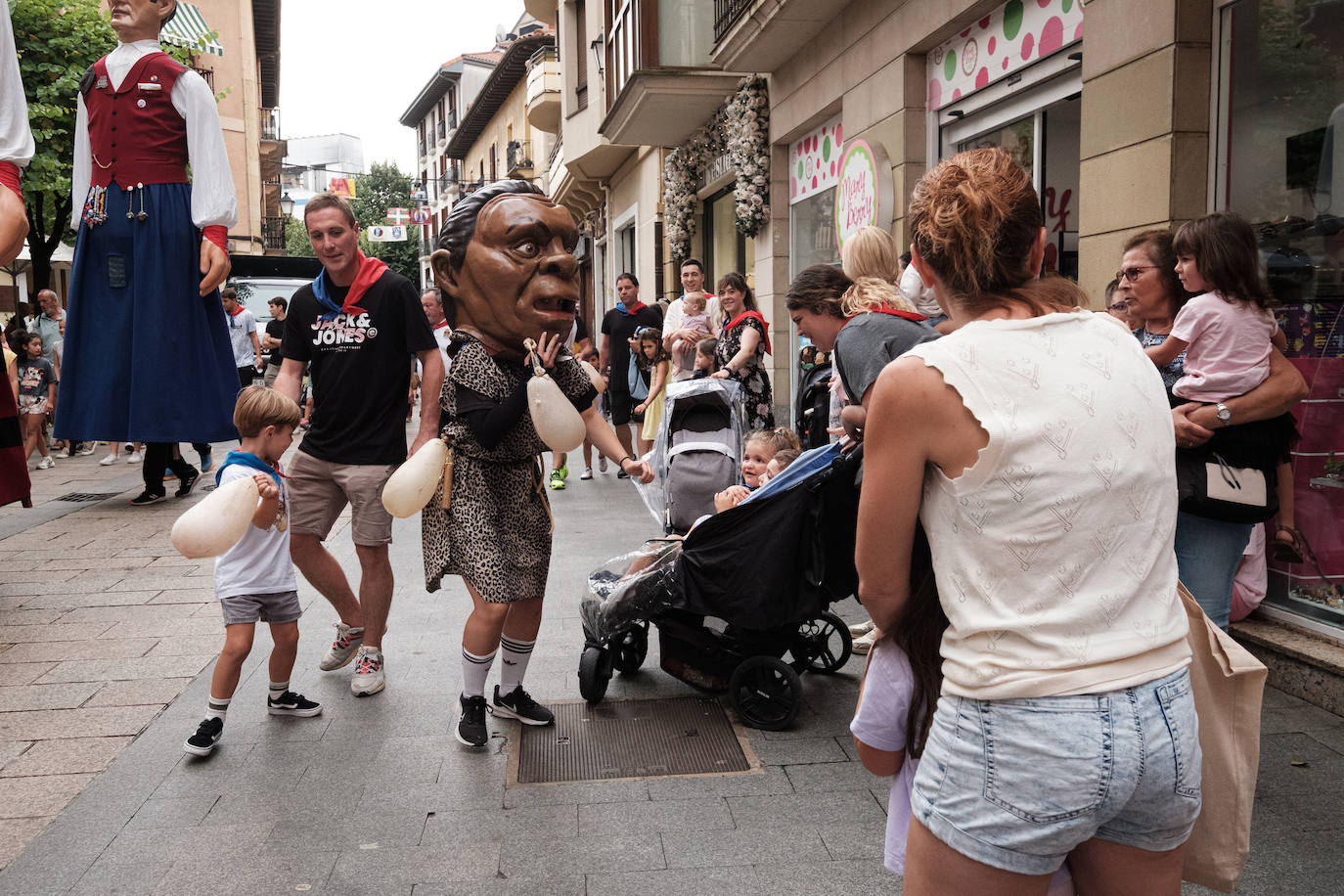 Pequeños y mayores disfrutan de las Madalenas de Errenteria