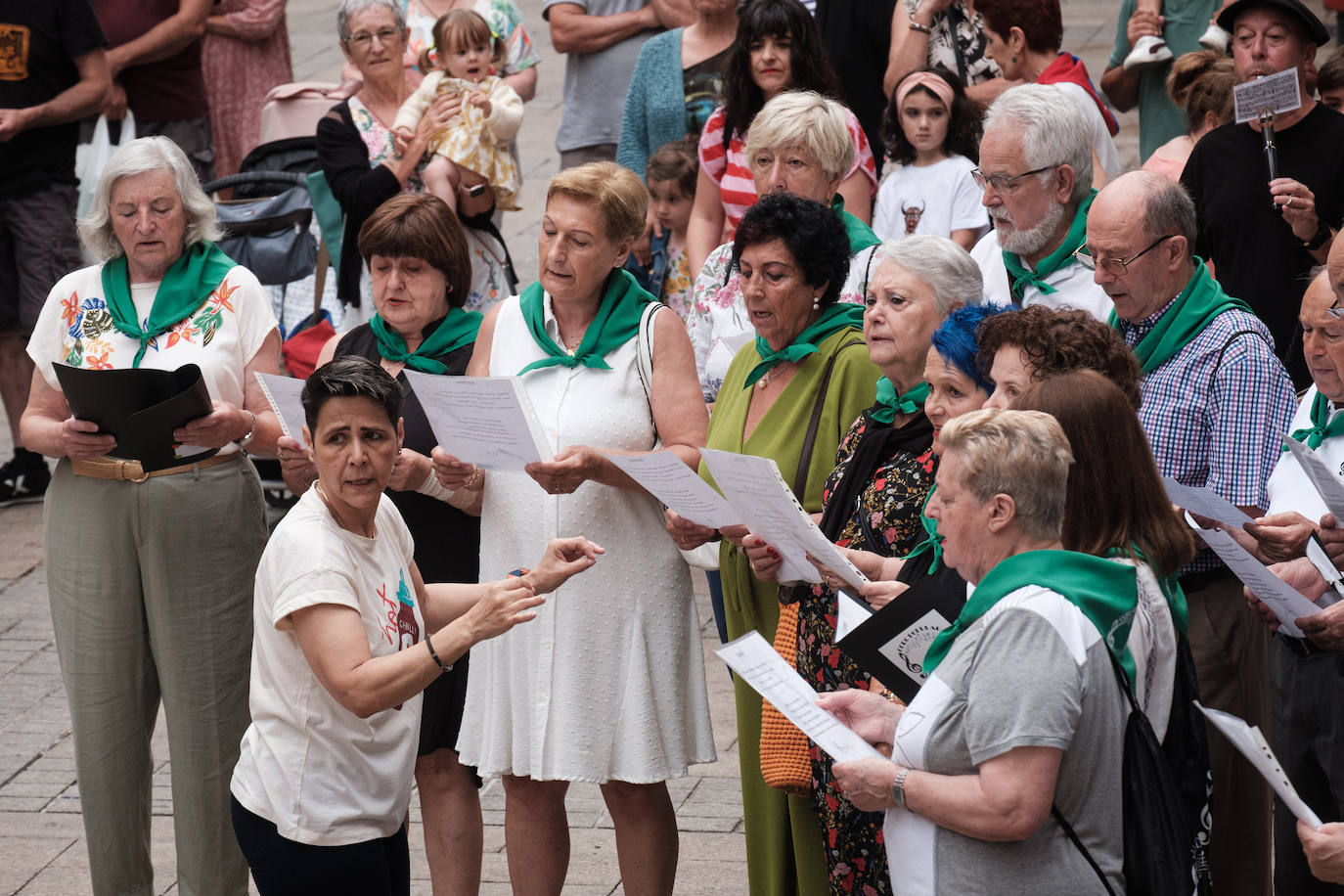 Pequeños y mayores disfrutan de las Madalenas de Errenteria