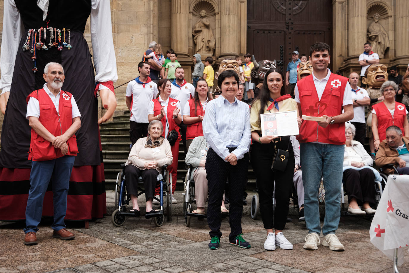 Pequeños y mayores disfrutan de las Madalenas de Errenteria