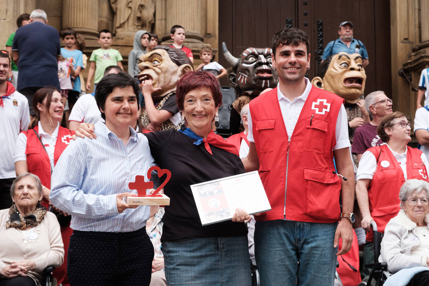 Pequeños y mayores disfrutan de las Madalenas de Errenteria
