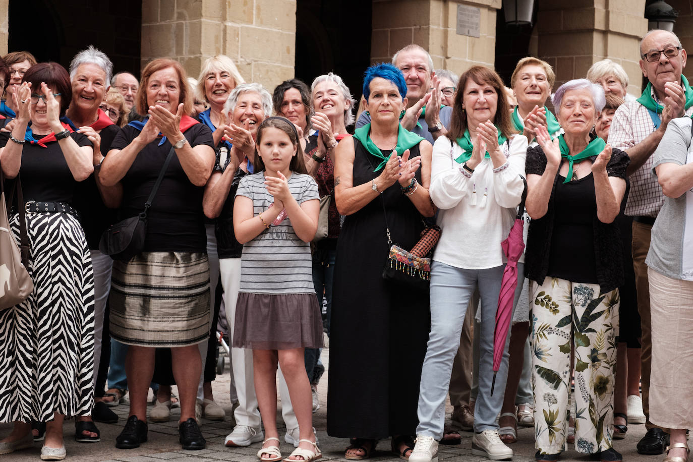 Pequeños y mayores disfrutan de las Madalenas de Errenteria