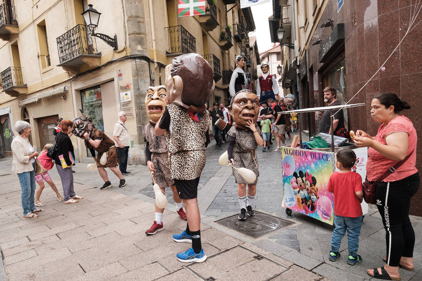 Pequeños y mayores disfrutan de las Madalenas de Errenteria