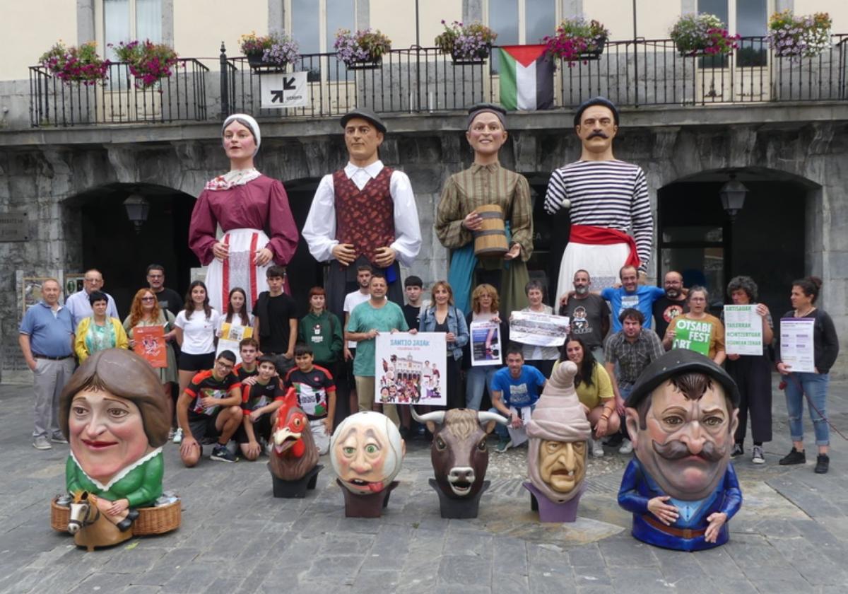 Los representantes locales en la presentación de las fiestas.