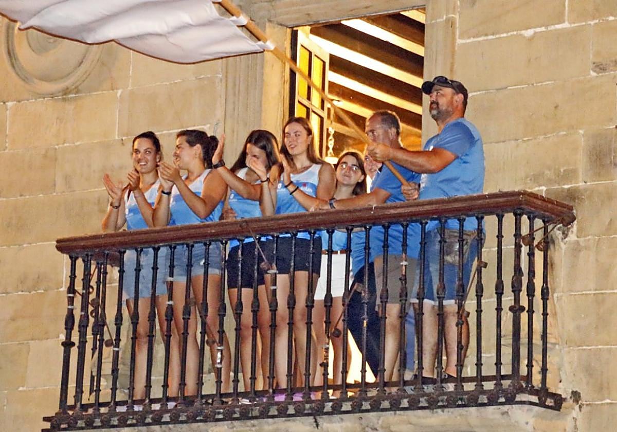 Joan den urtekoa errepikatzeko irrikitan daude neskak, bandera bat dantzatu argazkian Juanjo egiten ari den bezala.