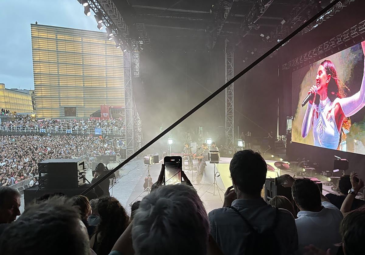 Izaro en el escenario de la playa, ante las miles de personas que acudieron a verla en el arranque de este miércoles.