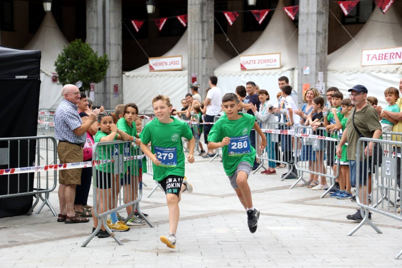 Pequeños y mayores disfrutan de las Madalenas de Errenteria