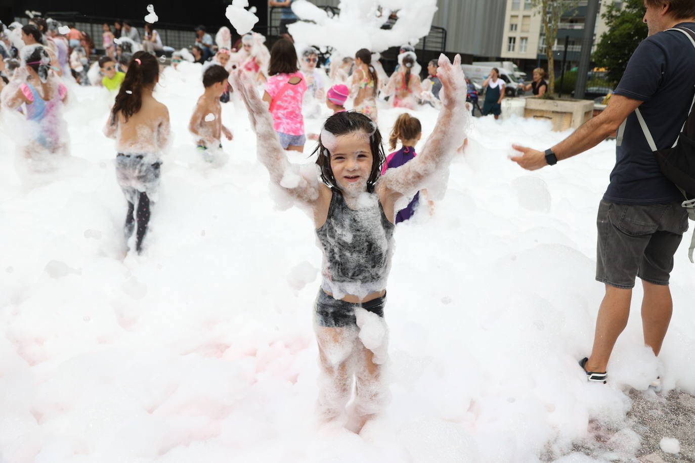 Pequeños y mayores disfrutan de las Madalenas de Errenteria
