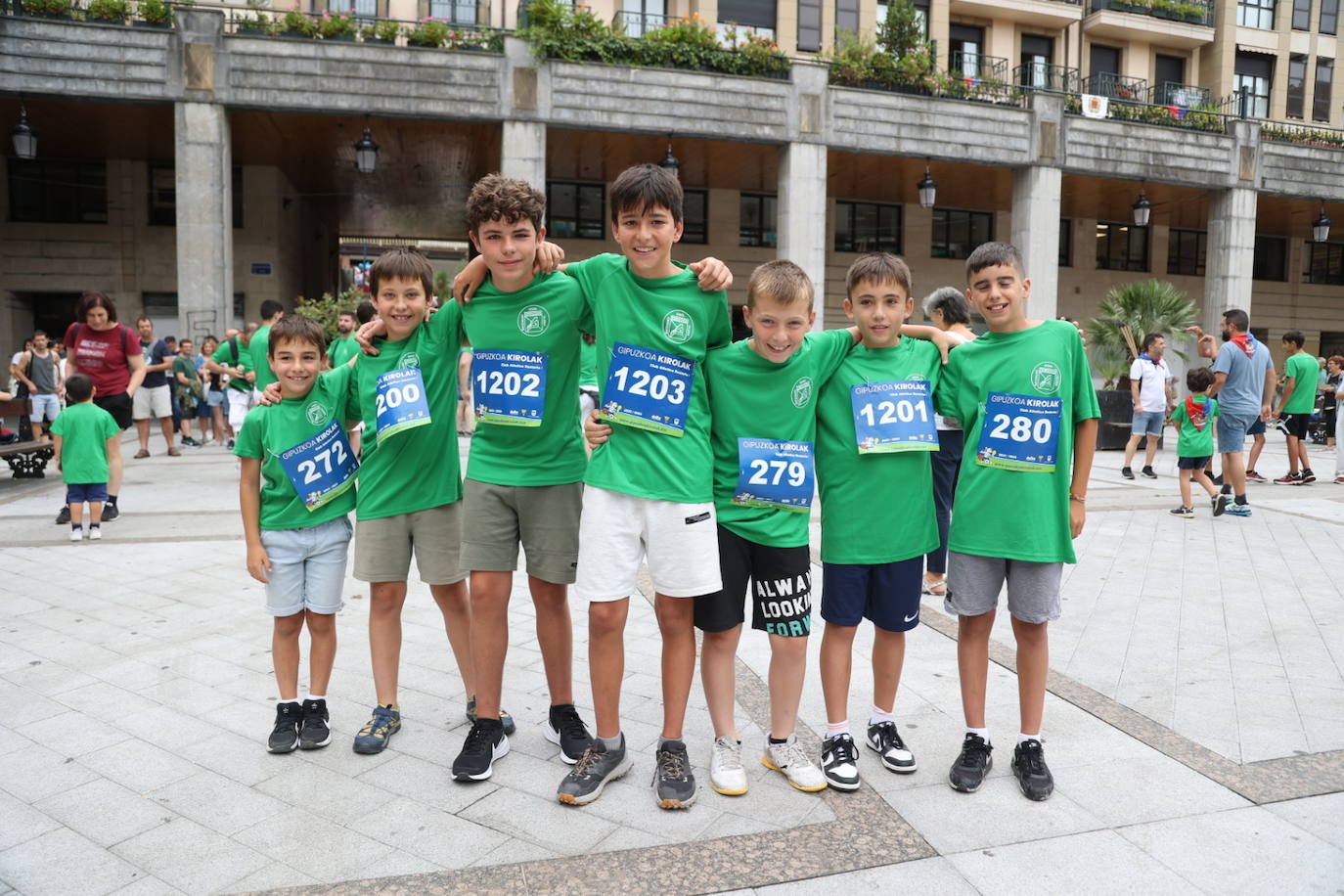 Pequeños y mayores disfrutan de las Madalenas de Errenteria