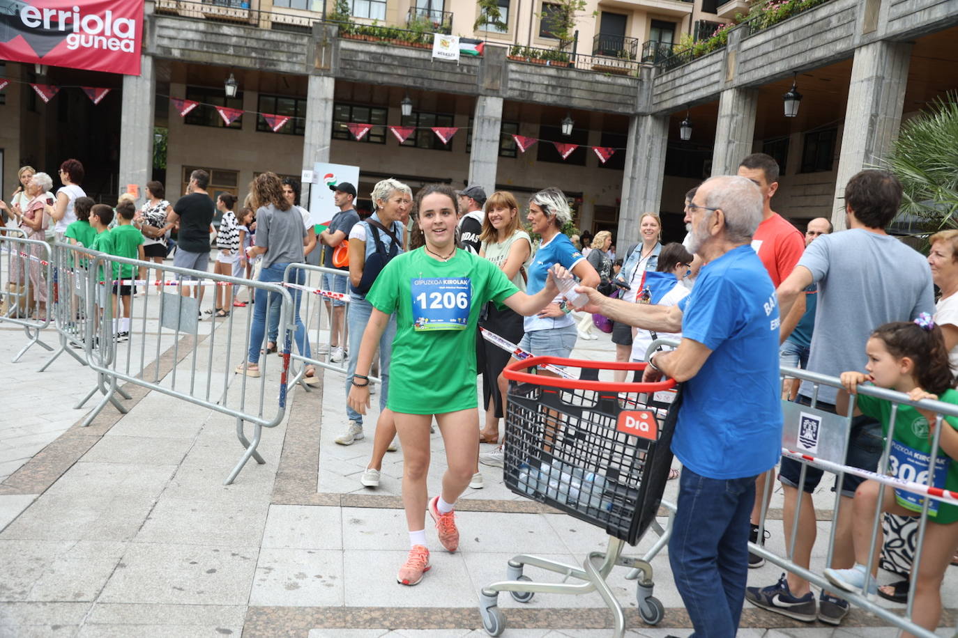 Pequeños y mayores disfrutan de las Madalenas de Errenteria