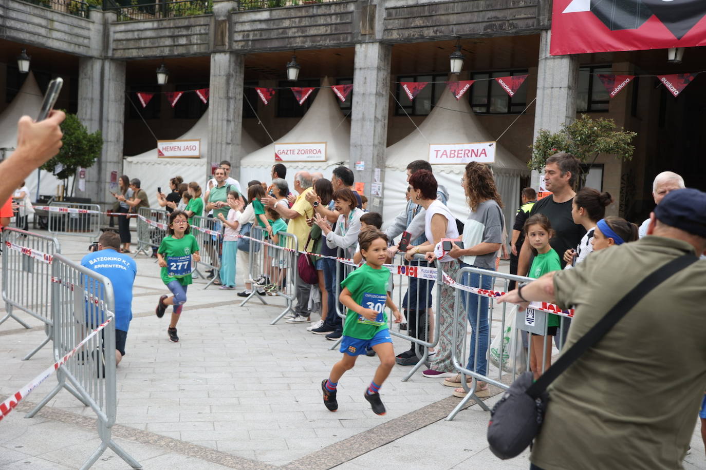 Pequeños y mayores disfrutan de las Madalenas de Errenteria